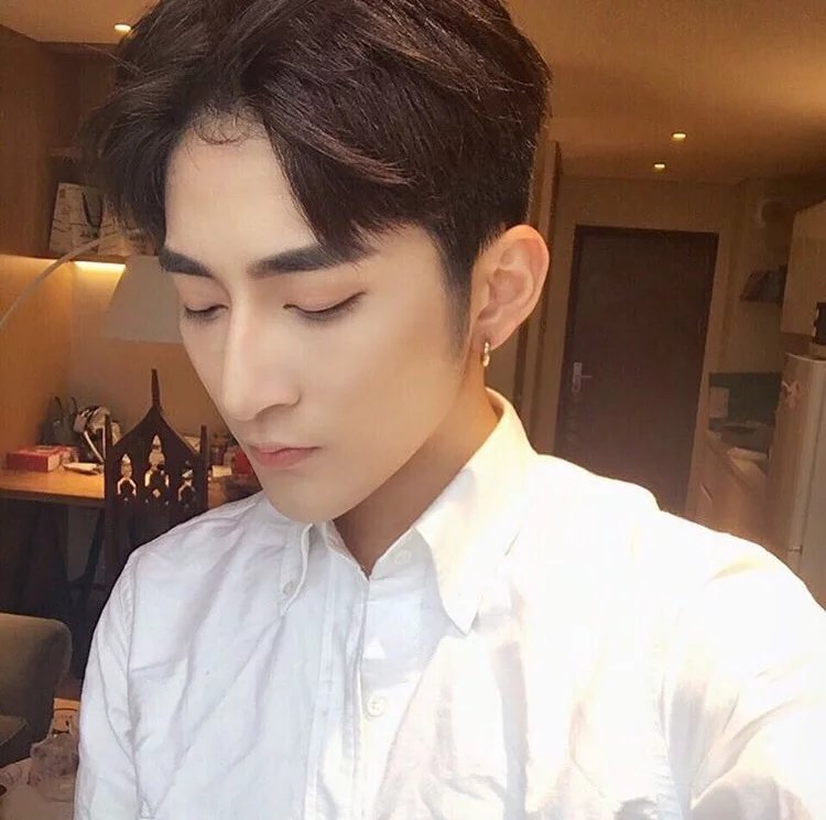 东方弘萱伦